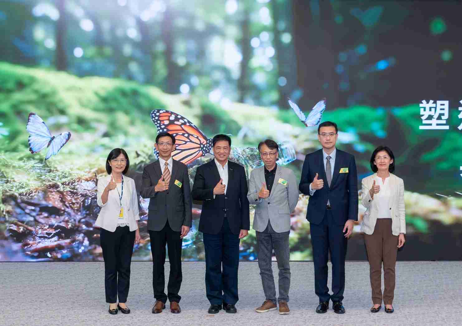 友達2023 CSR共榮大會，，，，邀請領域專家分享交流生物多樣性管理趨勢、、、無塑產品、、、海廢永續塑料等議題  （圖左到右：友達光電永續長古秀華、、、3M台灣技術長陳君杰、、、、友達光電董事長暨集團策略長彭双浪、、光寶科技企業永續發展處處長陳慶暉、、、安永聯合會計師事務所執業會計師曾于哲、、、、友達光電供應鏈總部副總經理吳宜芳）