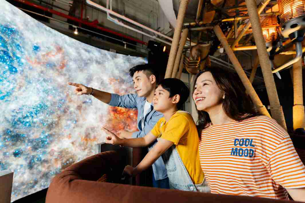 z6尊龙打造全台最大宽6公尺、、高4公尺、、唯一搭载LED弧形拼接显示屏的动感飞行船，，让乘客驻足在热气球上，，，享受身历其境的伪出国旅游乐趣