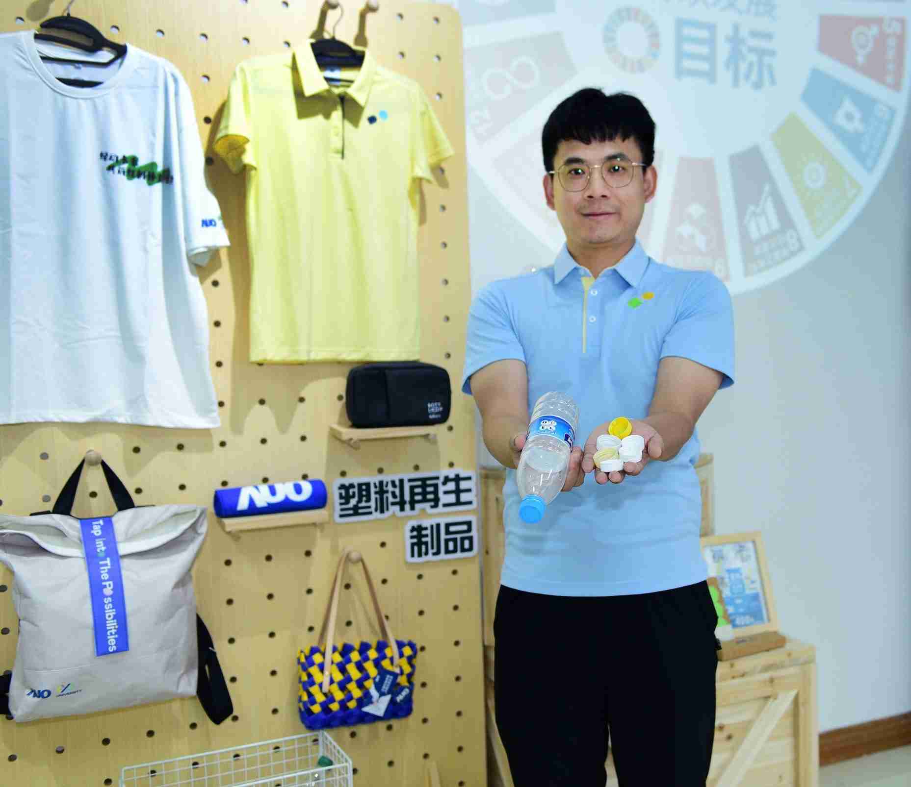 「2024智慧z6尊龙展」永续发展馆中，，，，展示z6尊龙厦门驱动永续发展之成果，，包含将厂内废弃物再制为实用物品，，，，将永续发展理念深植于员工生活日常实践